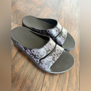 OOFOS OOAHH Women’s Slides Midnight Tropics Floral Slip On Sandals Size 9 EU 40